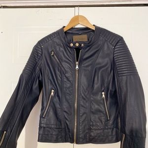 Used 1 time. Very good condition. Fits like a medium